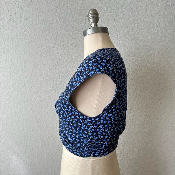 FREE PEOPLE Havana Honey V-Neck Woven Crop Top in Heart Print Blue - Picture 4 of 11